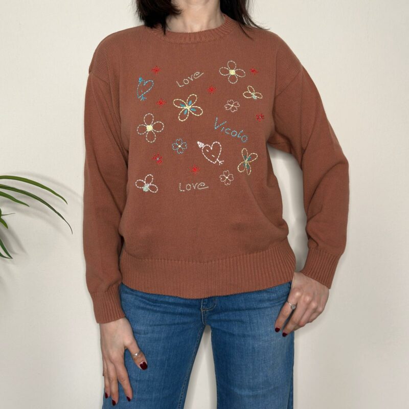 VICOLO - Maglia scritte ricamate cognac