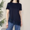 TENSIONE IN – T-shirt pizzo sul fondo blu