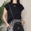 HAVEONE – T-shirt nera con collana
