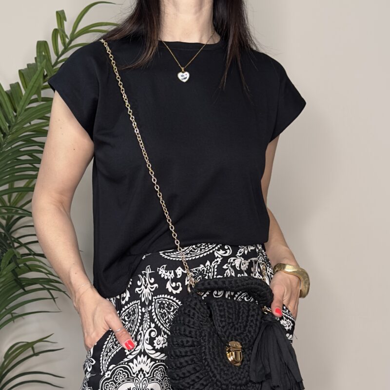 HAVEONE - T-shirt nera con collana